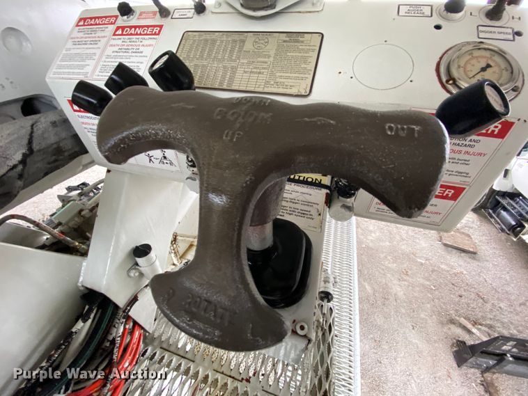 image for item HA9666 2006 International 7500  digger derrick truck