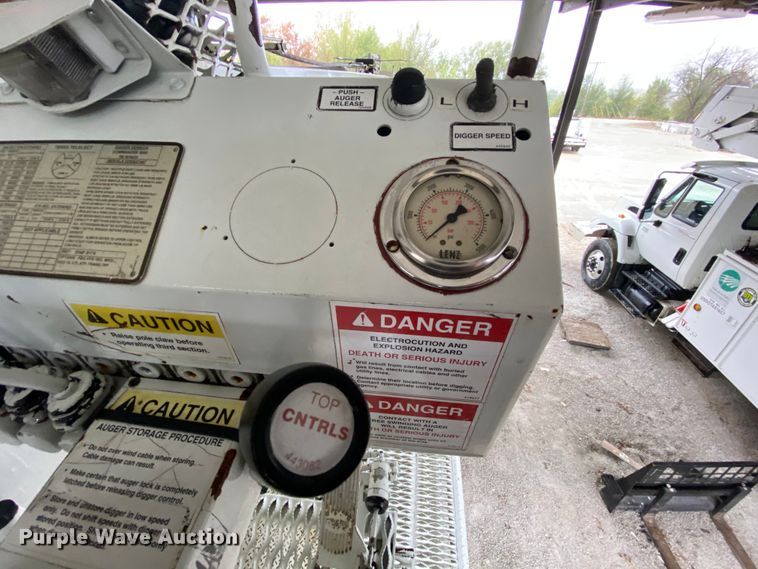 image for item HA9666 2006 International 7500  digger derrick truck