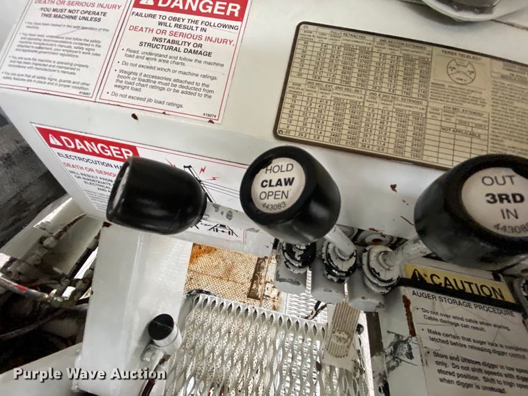 image for item HA9666 2006 International 7500  digger derrick truck