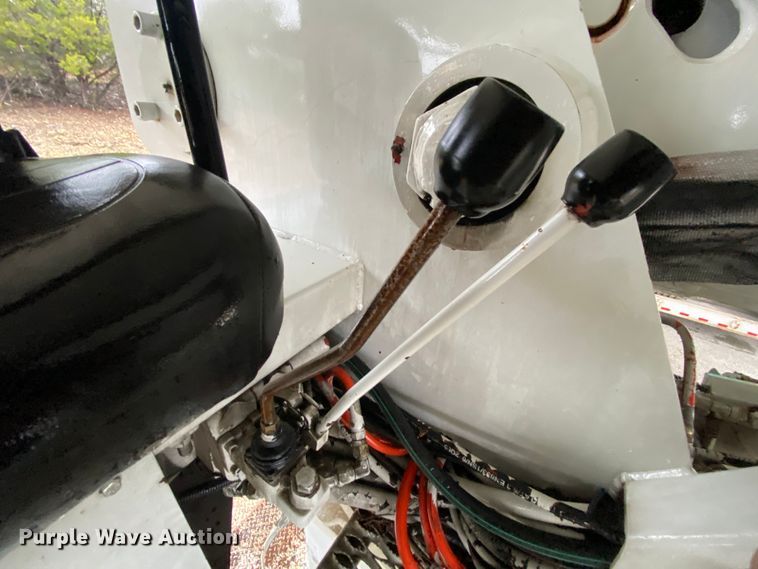 image for item HA9666 2006 International 7500  digger derrick truck