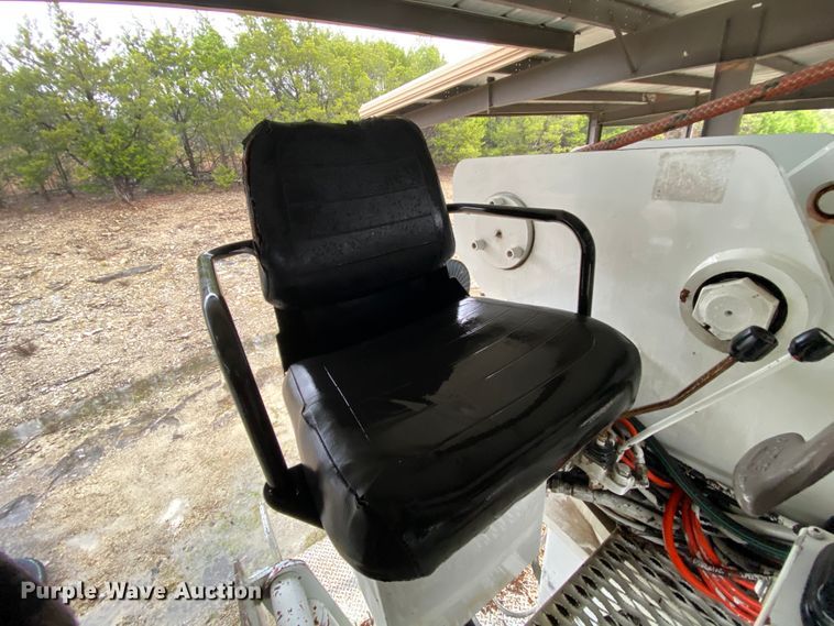 image for item HA9666 2006 International 7500  digger derrick truck