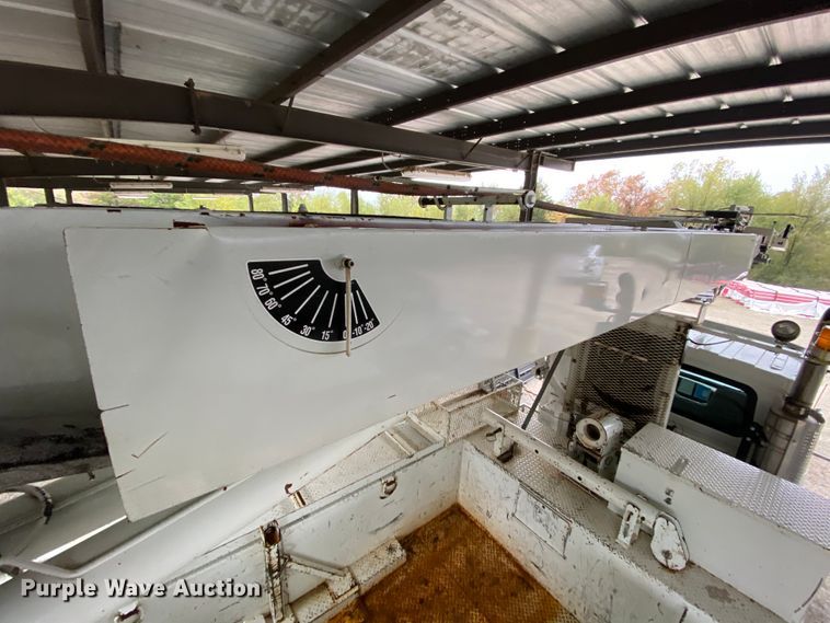 image for item HA9666 2006 International 7500  digger derrick truck