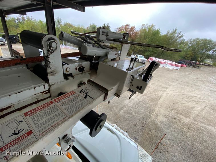 image for item HA9666 2006 International 7500  digger derrick truck