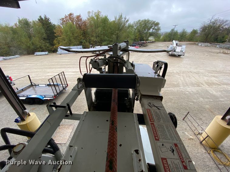 image for item HA9666 2006 International 7500  digger derrick truck