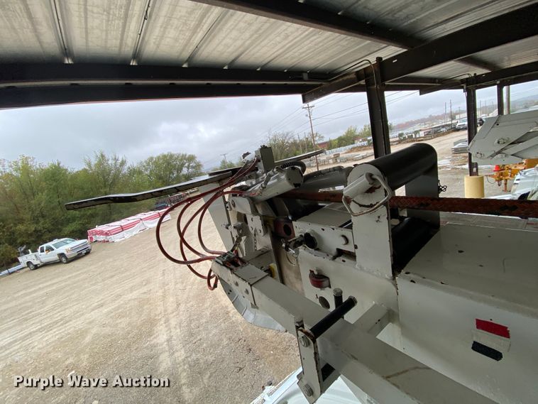 image for item HA9666 2006 International 7500  digger derrick truck