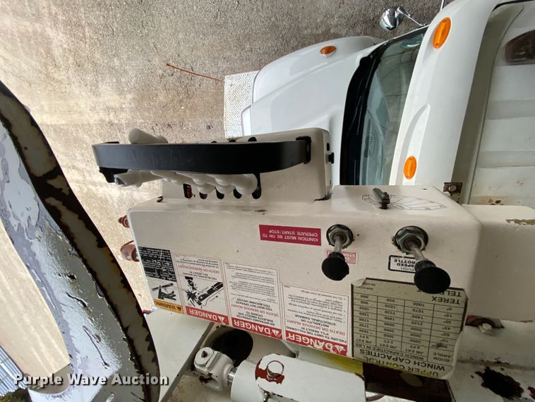 image for item HA9666 2006 International 7500  digger derrick truck