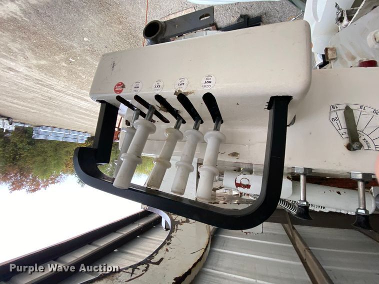 image for item HA9666 2006 International 7500  digger derrick truck