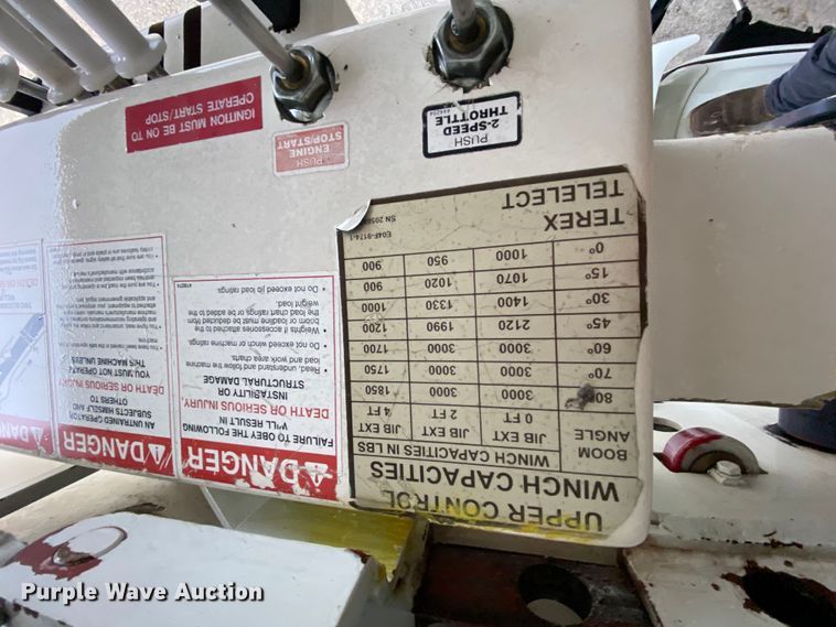 image for item HA9666 2006 International 7500  digger derrick truck