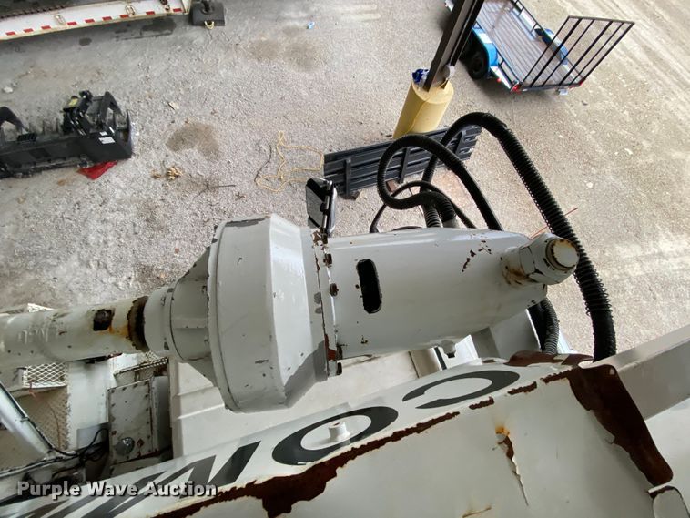 image for item HA9666 2006 International 7500  digger derrick truck