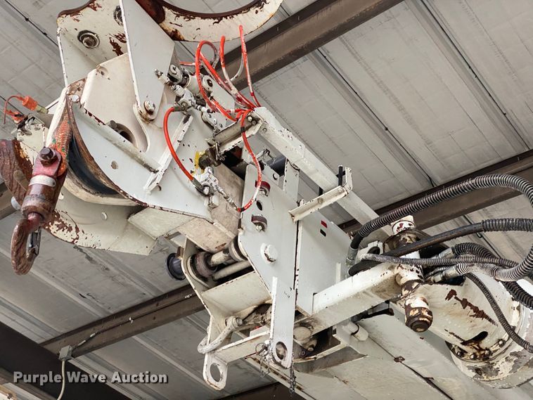 image for item HA9666 2006 International 7500  digger derrick truck