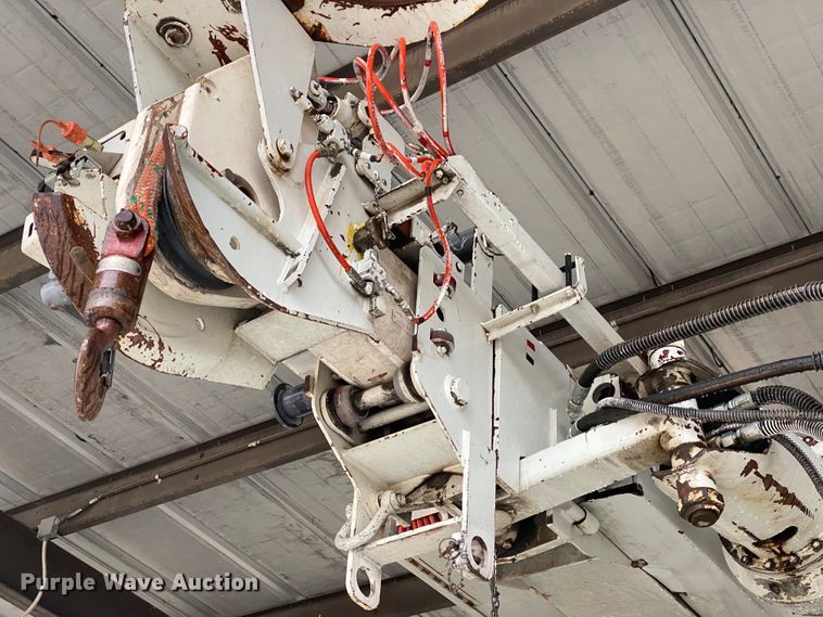 image for item HA9666 2006 International 7500  digger derrick truck