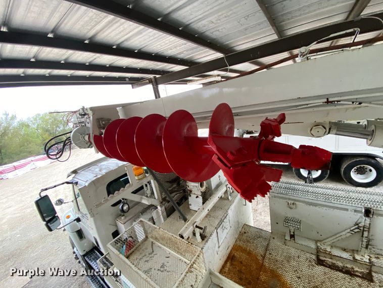 image for item HA9666 2006 International 7500  digger derrick truck