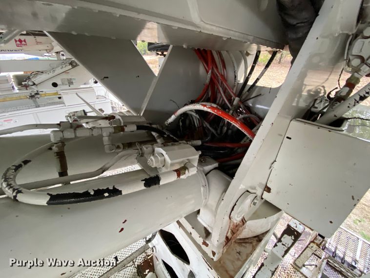 image for item HA9666 2006 International 7500  digger derrick truck