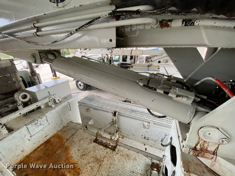 image for item HA9666 2006 International 7500  digger derrick truck