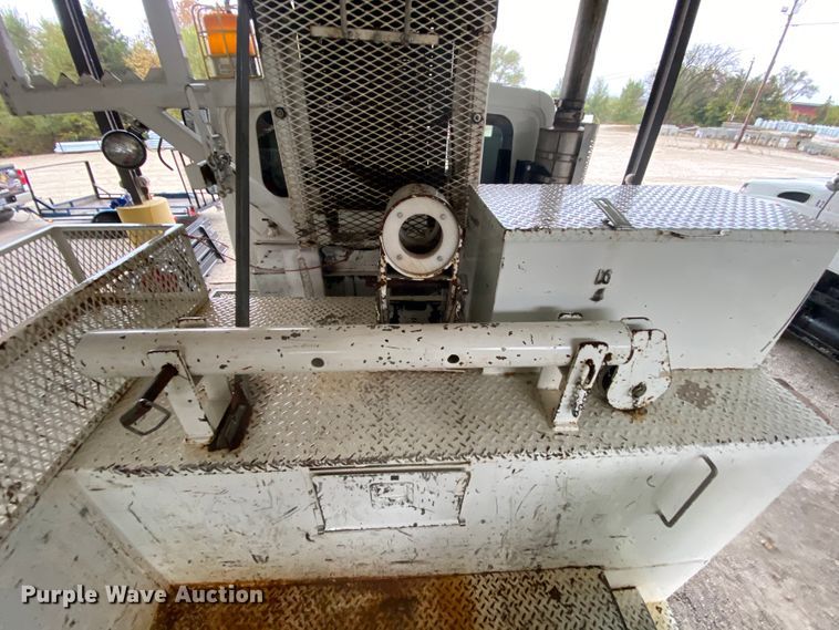 image for item HA9666 2006 International 7500  digger derrick truck