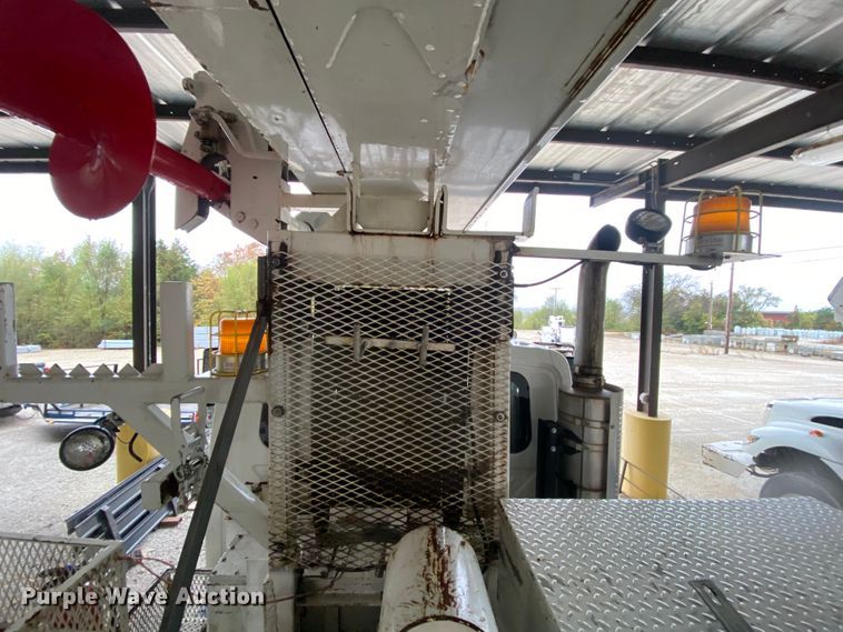 image for item HA9666 2006 International 7500  digger derrick truck