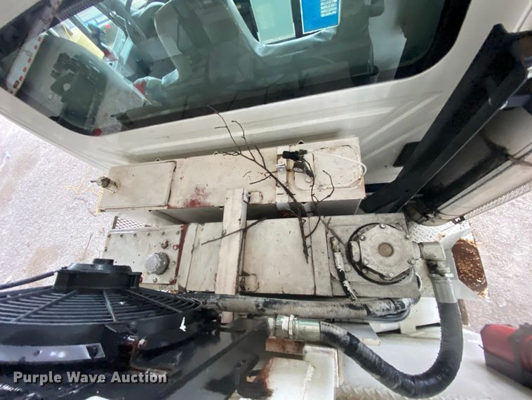 image for item HA9666 2006 International 7500  digger derrick truck