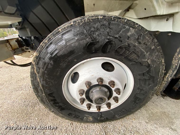 image for item HA9666 2006 International 7500  digger derrick truck