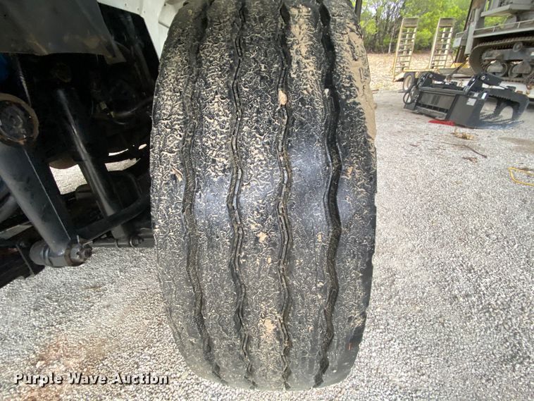 image for item HA9666 2006 International 7500  digger derrick truck