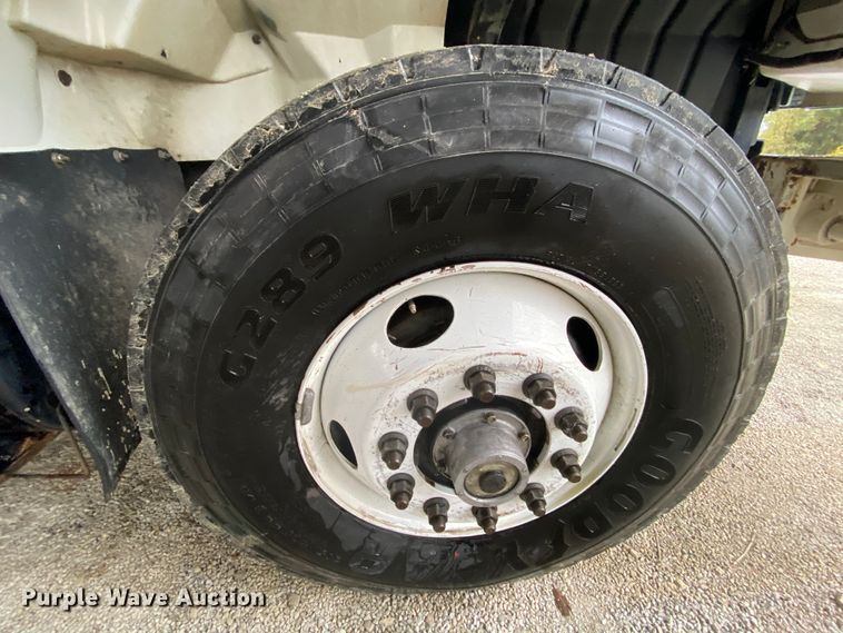 image for item HA9666 2006 International 7500  digger derrick truck