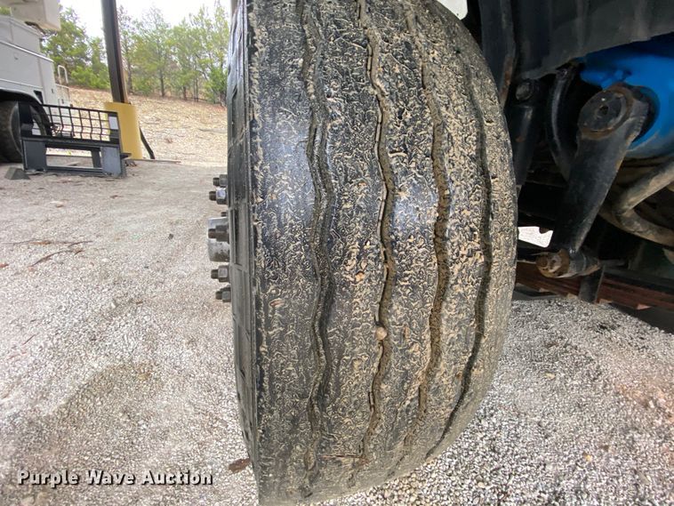 image for item HA9666 2006 International 7500  digger derrick truck