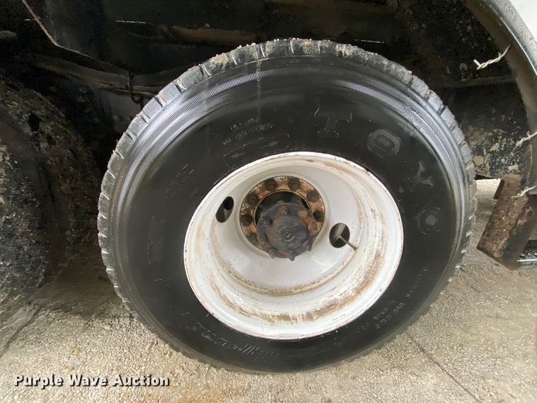 image for item HA9666 2006 International 7500  digger derrick truck