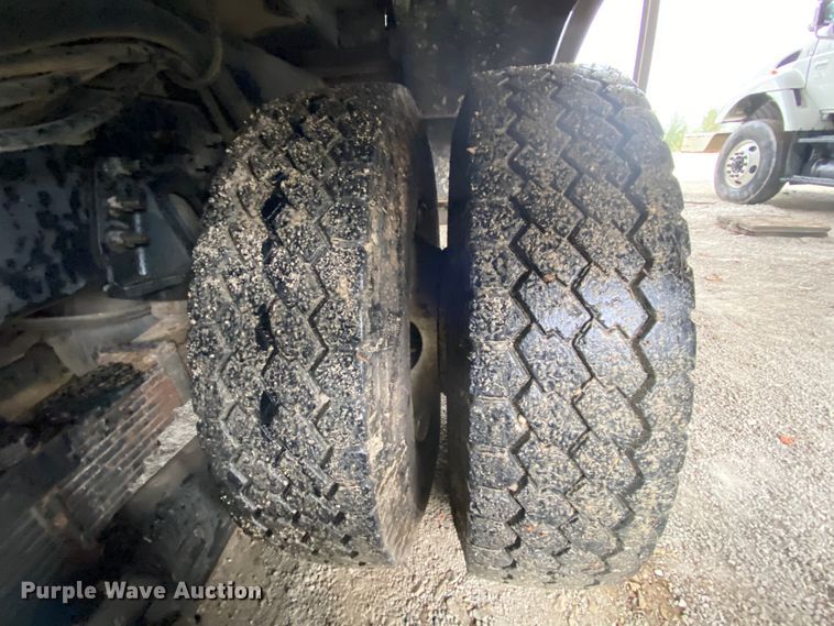 image for item HA9666 2006 International 7500  digger derrick truck