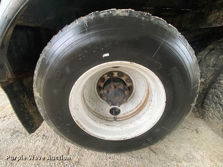 image for item HA9666 2006 International 7500  digger derrick truck