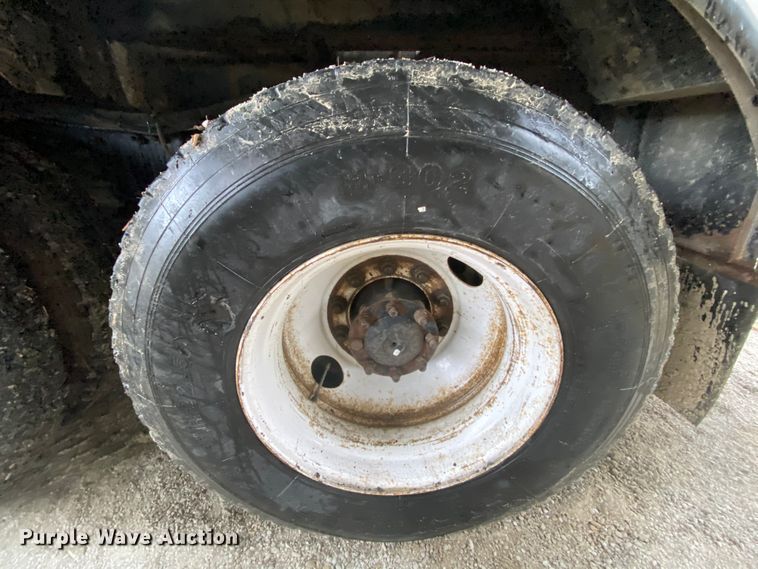 image for item HA9666 2006 International 7500  digger derrick truck