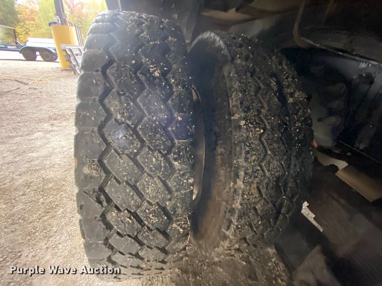 image for item HA9666 2006 International 7500  digger derrick truck