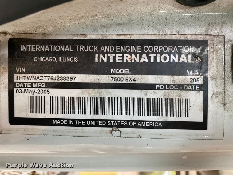 image for item HA9666 2006 International 7500  digger derrick truck