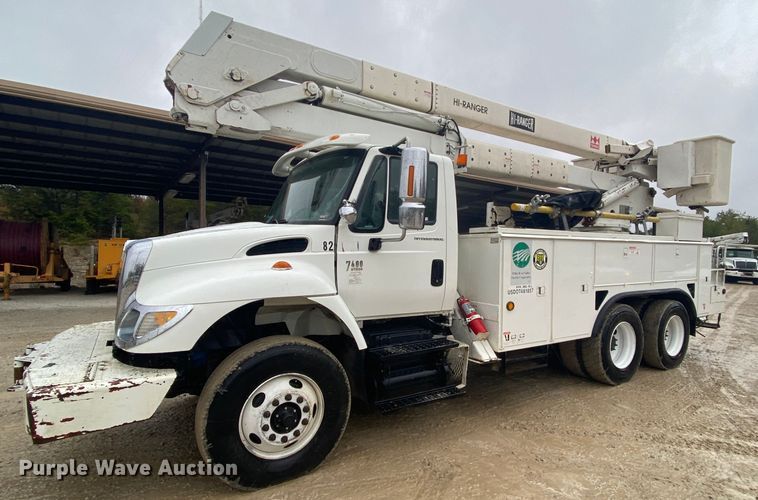 image for item HA9668 2004 International 7400  bucket truck