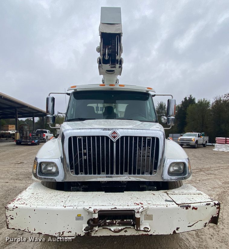 image for item HA9668 2004 International 7400  bucket truck