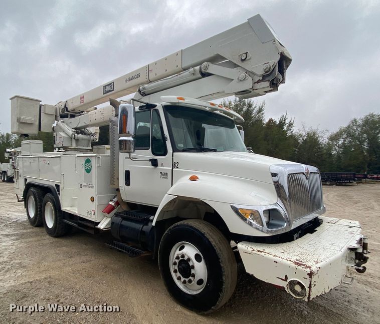 image for item HA9668 2004 International 7400  bucket truck
