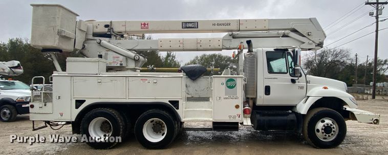 image for item HA9668 2004 International 7400  bucket truck