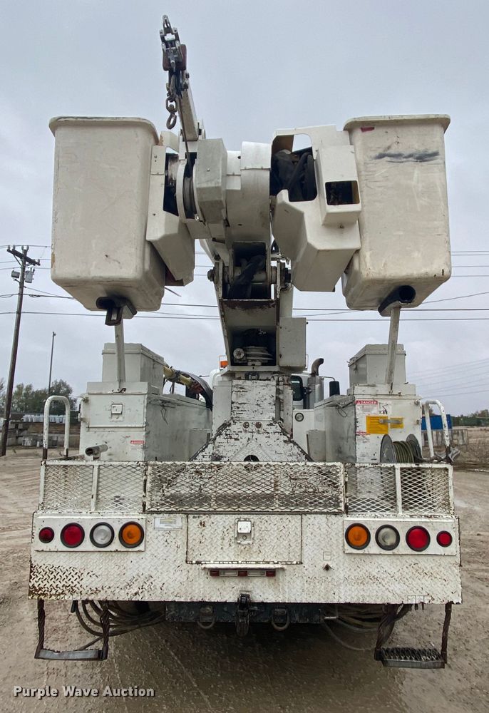 image for item HA9668 2004 International 7400  bucket truck