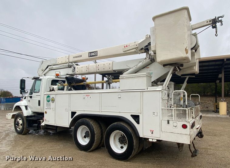 image for item HA9668 2004 International 7400  bucket truck