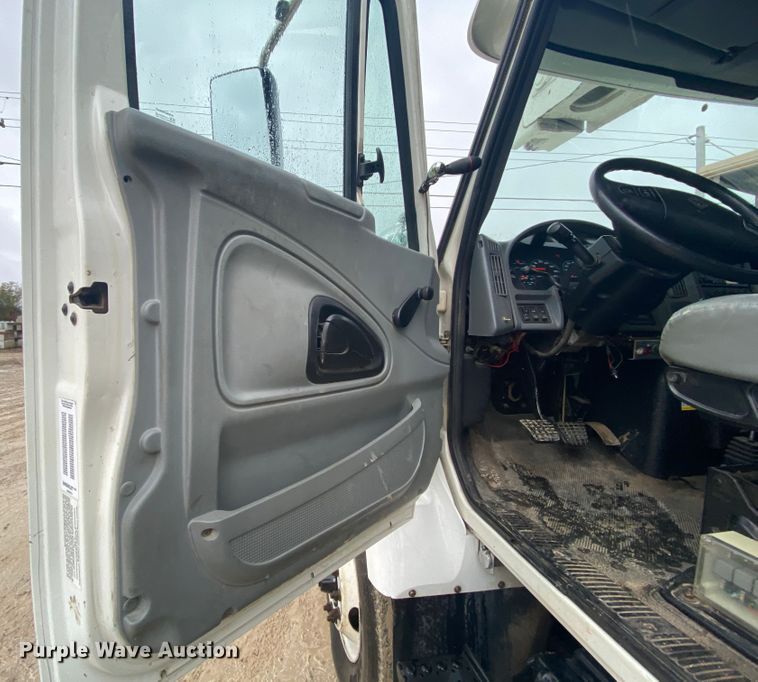 image for item HA9668 2004 International 7400  bucket truck