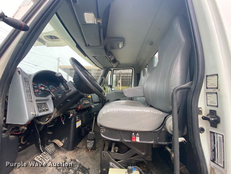 image for item HA9668 2004 International 7400  bucket truck