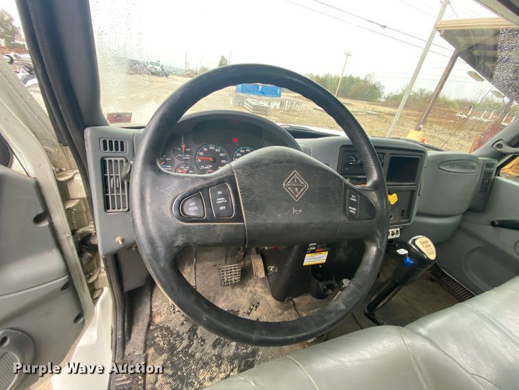 image for item HA9668 2004 International 7400  bucket truck