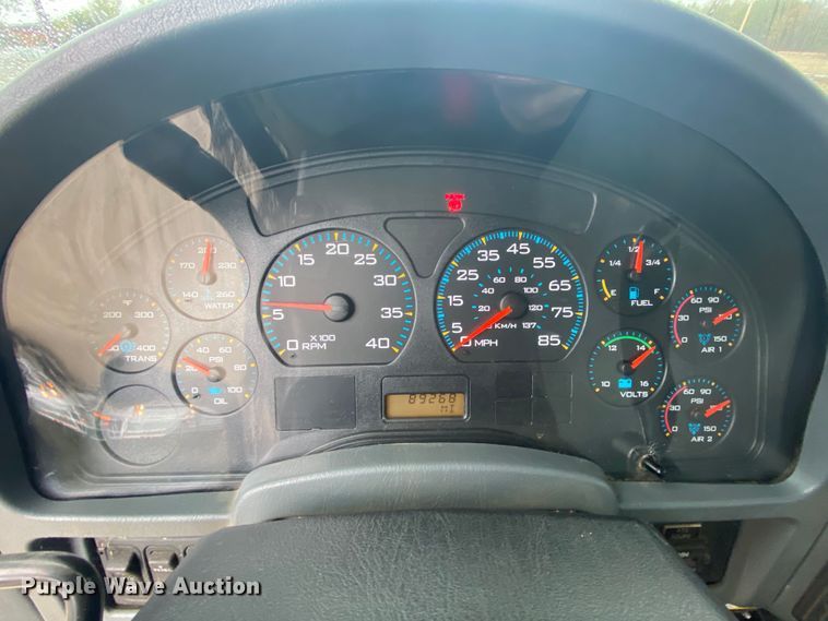 image for item HA9668 2004 International 7400  bucket truck