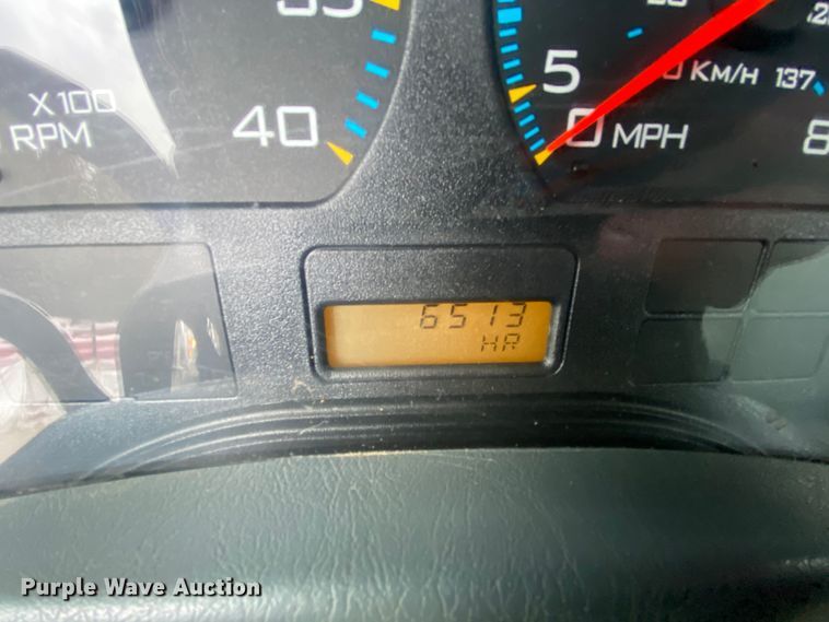 image for item HA9668 2004 International 7400  bucket truck