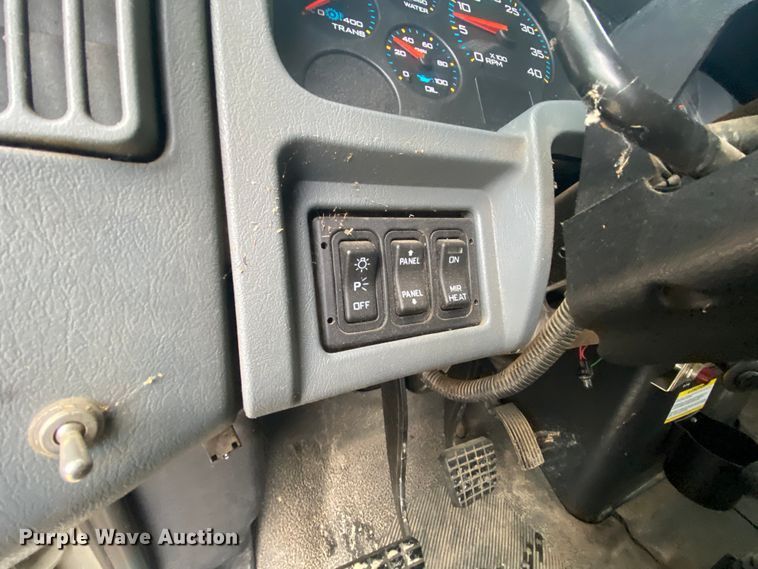 image for item HA9668 2004 International 7400  bucket truck