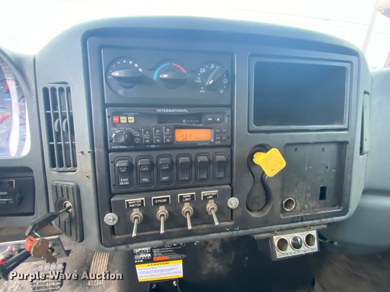 image for item HA9668 2004 International 7400  bucket truck