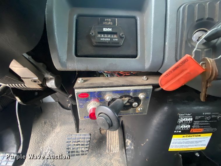 image for item HA9668 2004 International 7400  bucket truck