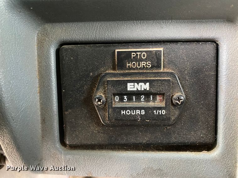 image for item HA9668 2004 International 7400  bucket truck