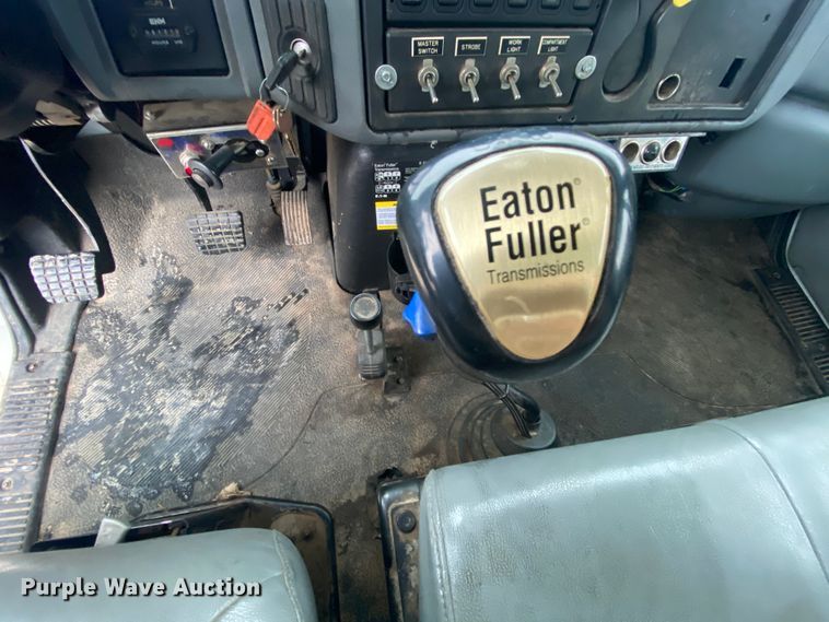 image for item HA9668 2004 International 7400  bucket truck