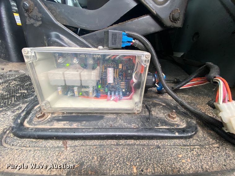 image for item HA9668 2004 International 7400  bucket truck