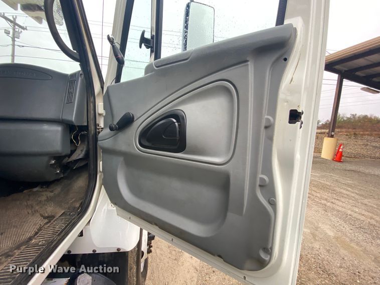 image for item HA9668 2004 International 7400  bucket truck