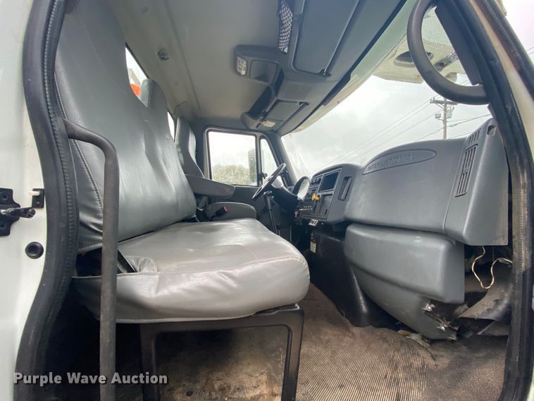 image for item HA9668 2004 International 7400  bucket truck